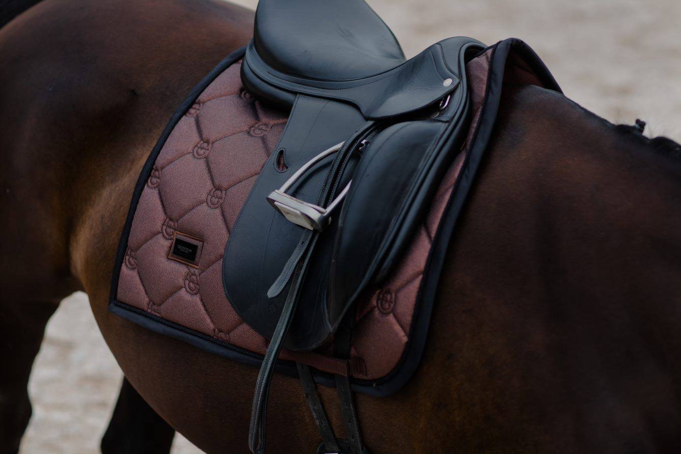 Tapis de selle Mahogany Glimmer DRESSAGE - Equestrian Stockholm