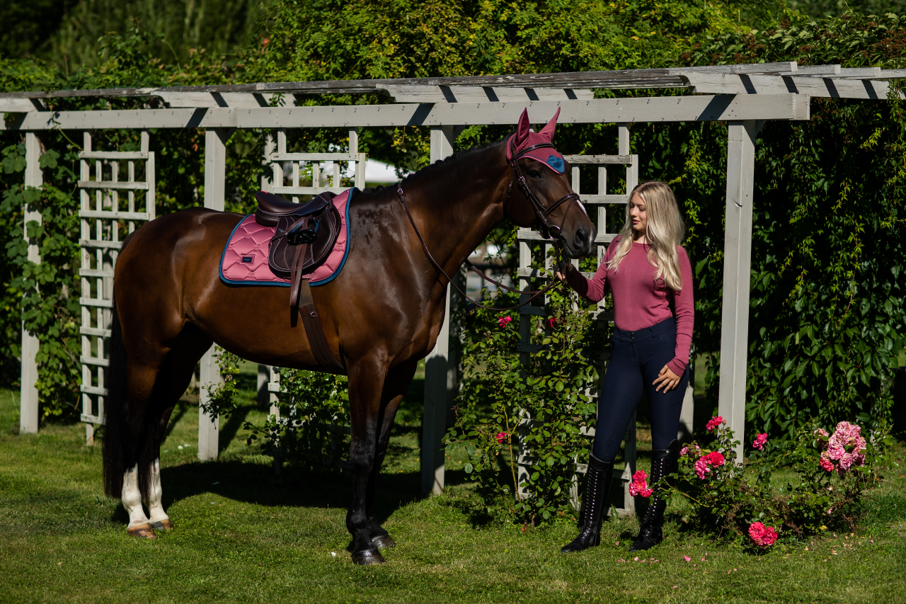 Pull col rond Knitted Timeless Rose - Equestrian Stockholm