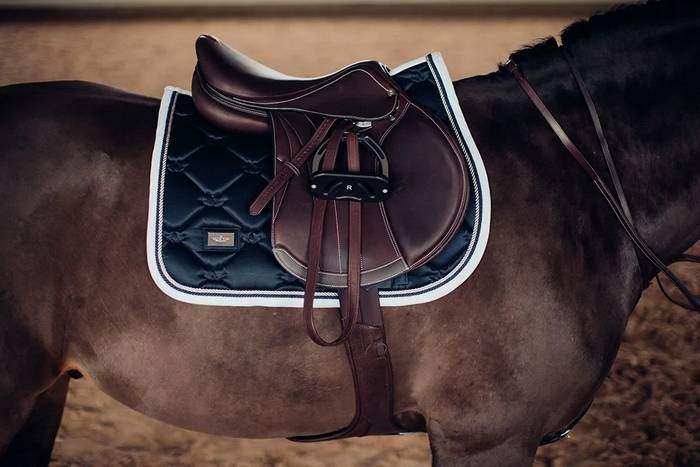 Tapis de selle Midnight white Edge - Equestrian Stockholm