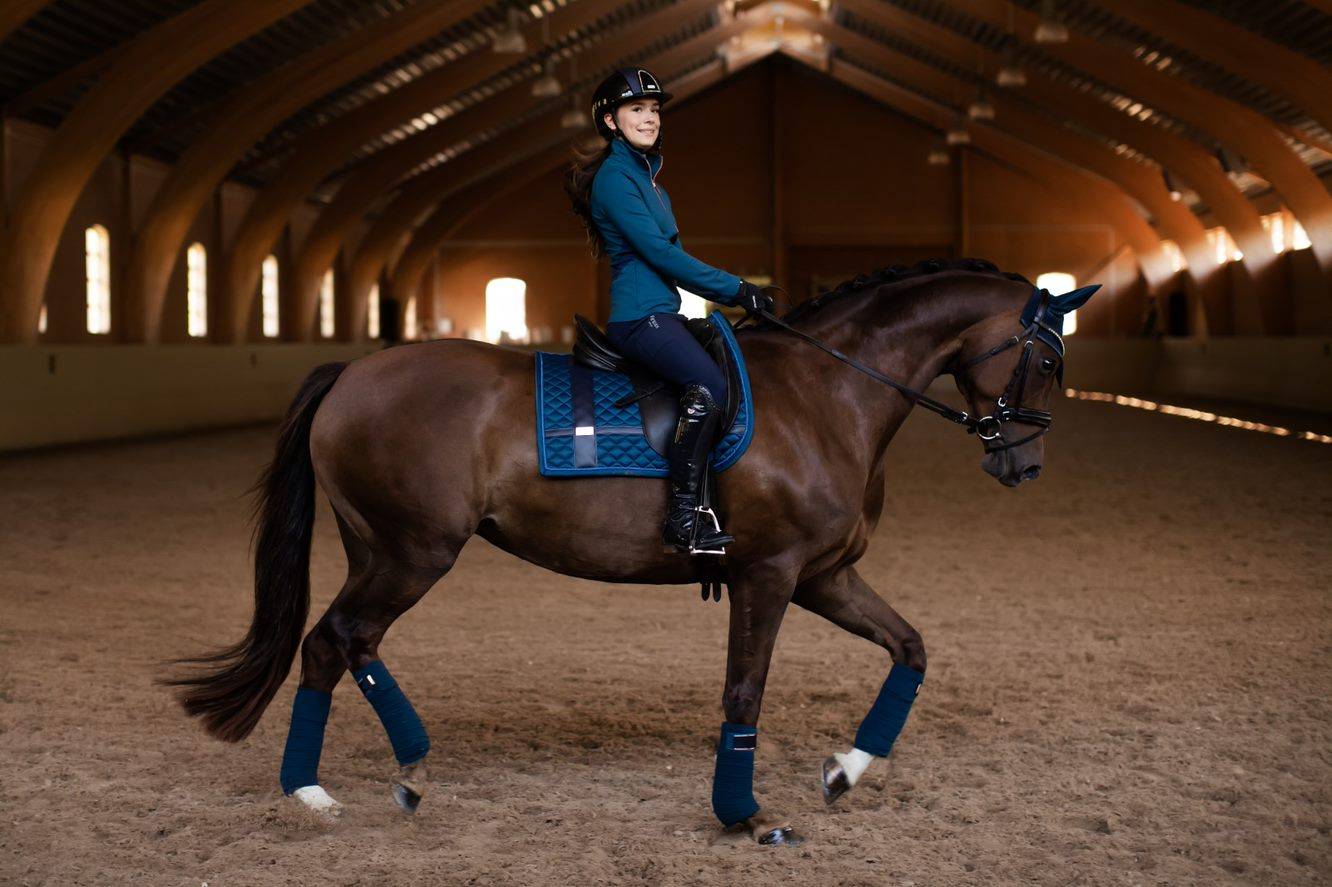 Tapis de selle No Boundaries Monaco Blue DRESSAGE - Equestrian Stockholm