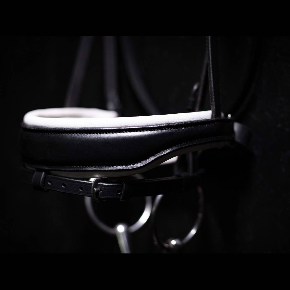 Anatomical black noseband lined in white - SD Design