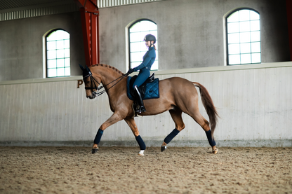 Tapis Glimmer Blue Meadow DRESSAGE - Equestrian Stockholm