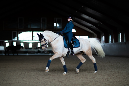 Tapis Glimmer Blue Meadow DRESSAGE - Equestrian Stockholm