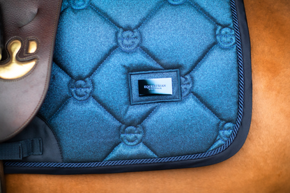 Tapis Glimmer Blue Meadow MIXTE - Equestrian Stockholm