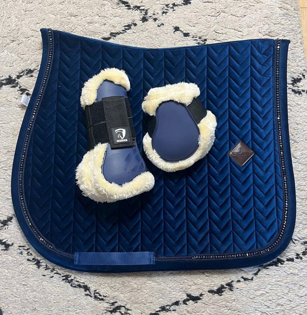 Kentucky navy blue velvet pearl rug and Horka gaiters