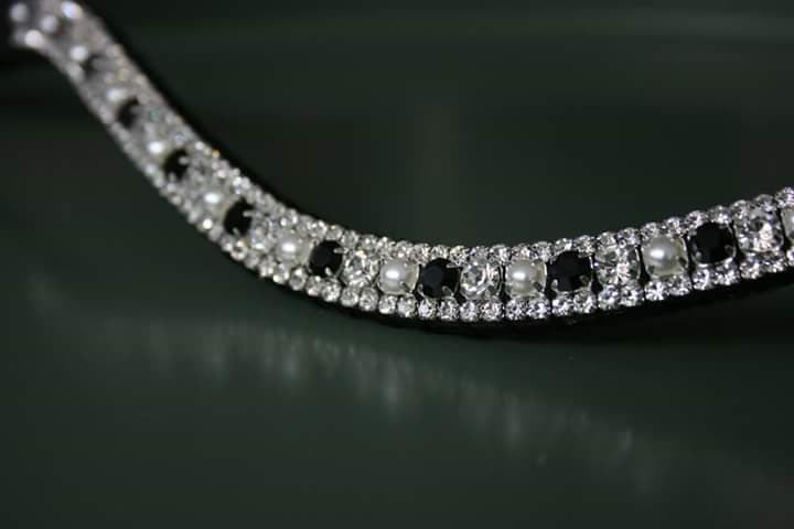 Frontal strass blancs, perles et strass noirs WWF