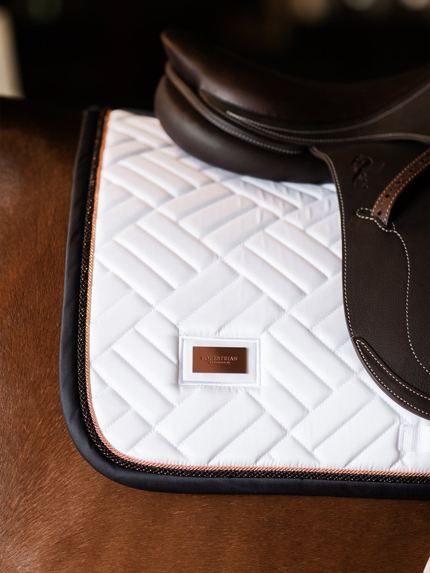 Tapis de selle Modern White Dark Ocean MIXTE  - Equestrian Stockholm
