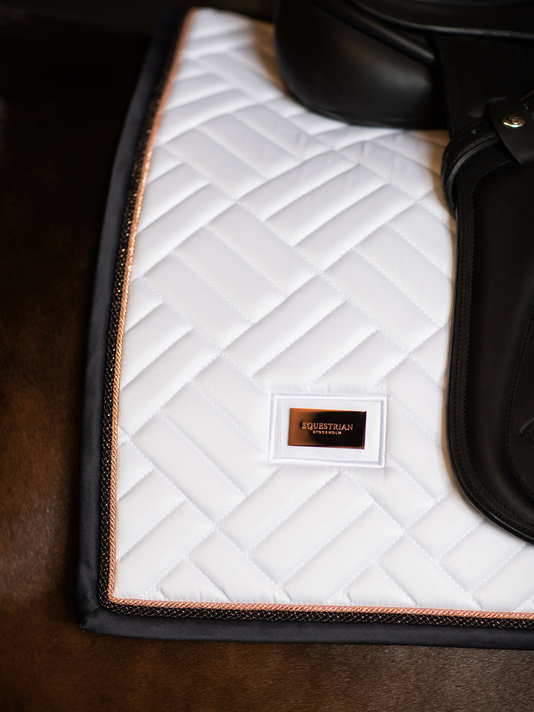 Tapis de selle Modern White Dark Ocean DRESSAGE  - Equestrian Stockholm