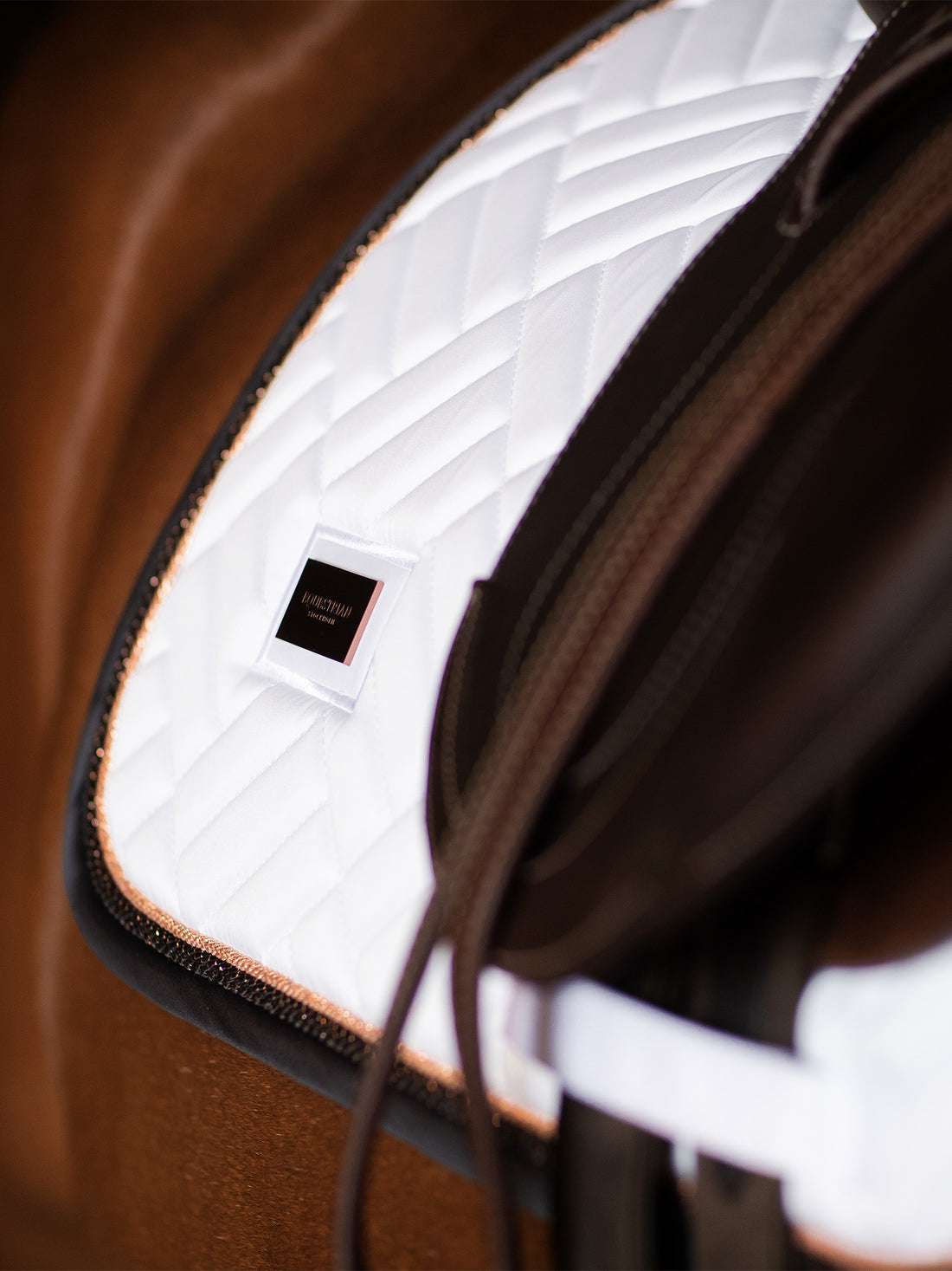 Tapis de selle Modern White Dark Ocean MIXTE  - Equestrian Stockholm