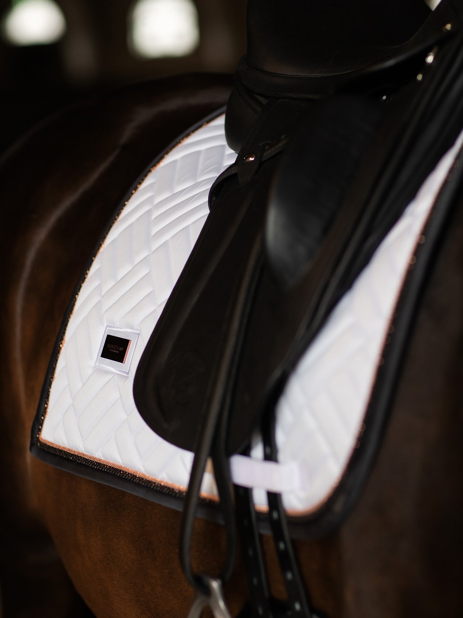 Tapis de selle Modern White Dark Ocean DRESSAGE  - Equestrian Stockholm