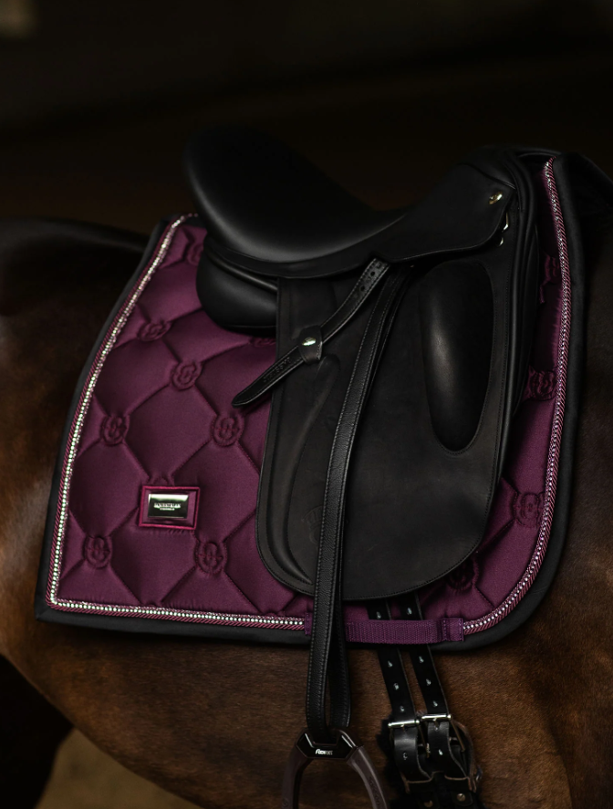 Tapis de dressage Crystal Shine Mauve Wine - EQUESTRIAN STOCKHOLM