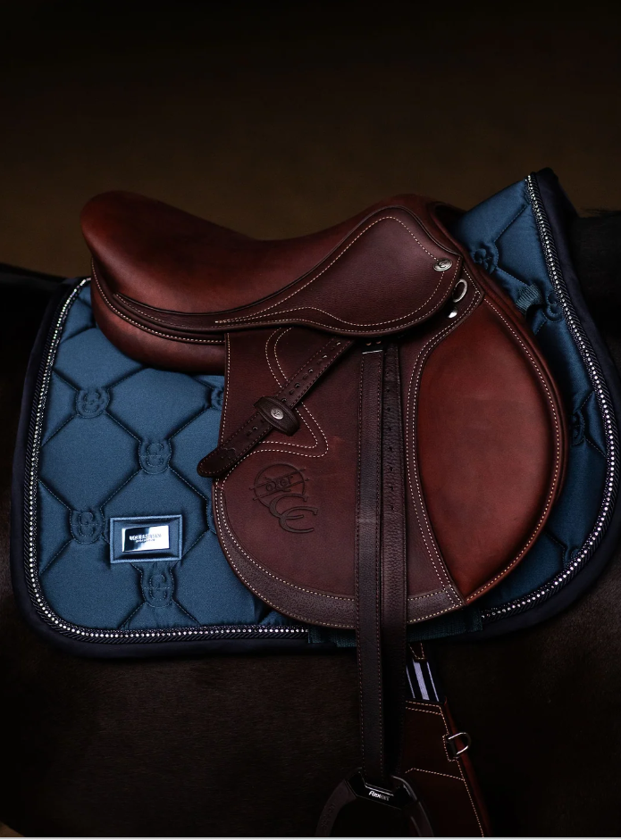 Tapis de selle Crystal Shine Blue Meadow MIXTE - EQUESTRIAN STOCKHOLM