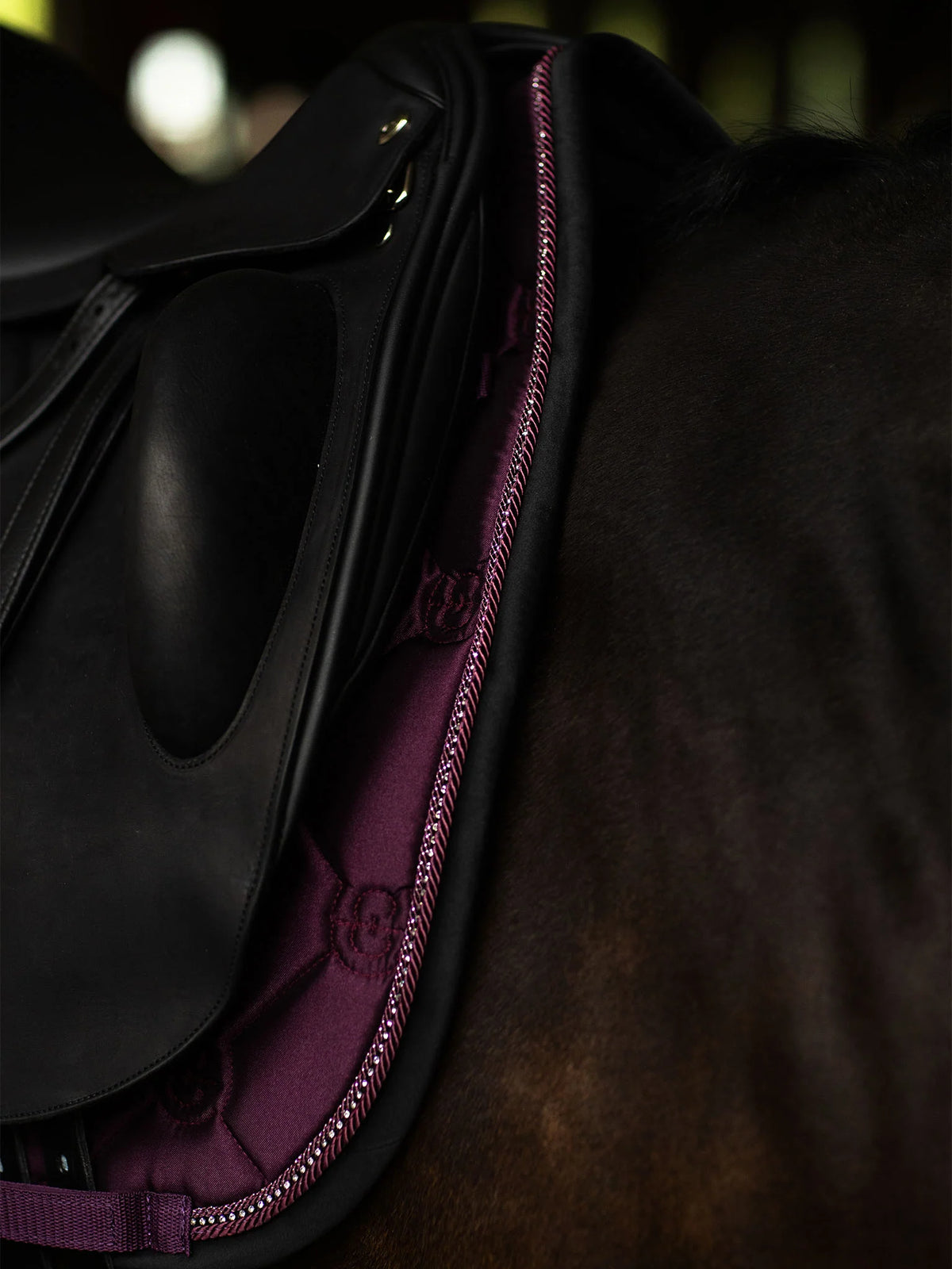 Tapis de dressage Crystal Shine Mauve Wine - EQUESTRIAN STOCKHOLM