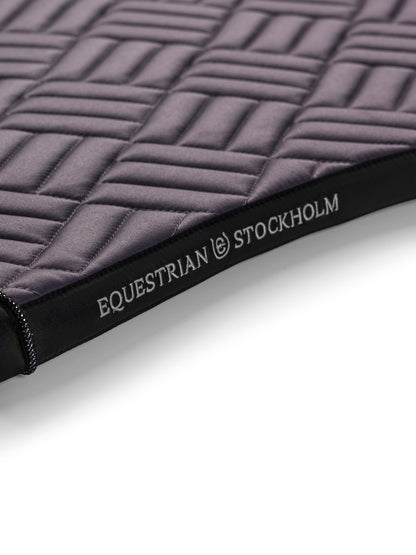 Tapis de selle Modern Dark Violet DRESSAGE - Equestrian Stockholm