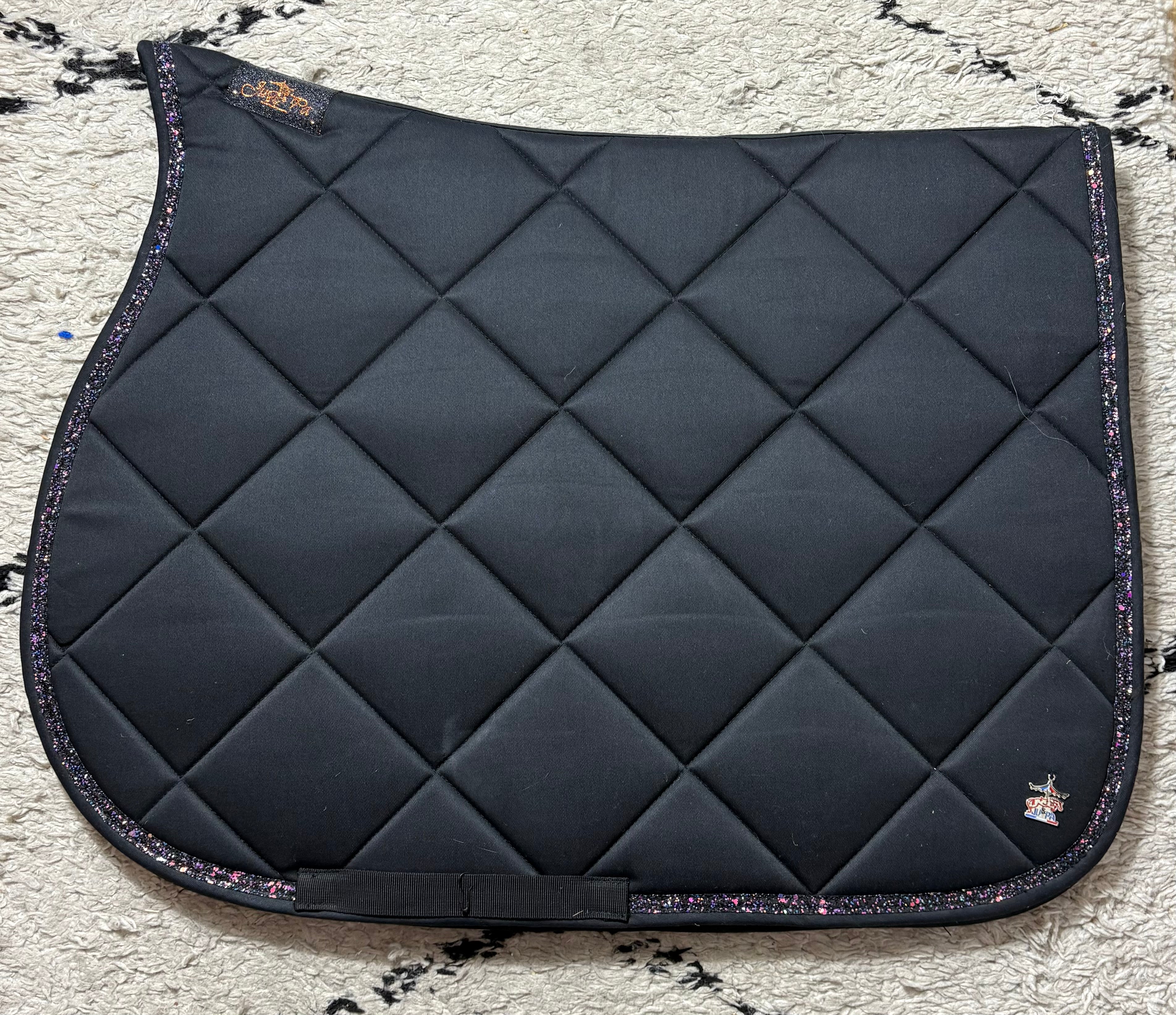 Tapis de selle Noir avec galon noir glitter multicolore - JU&amp;PA