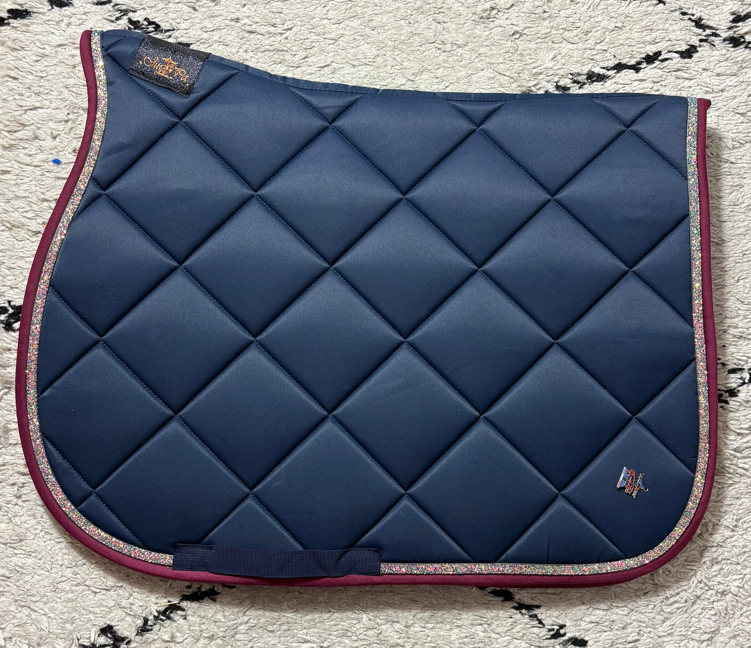 Tapis de selle bleu marine bord bordeaux - JU&amp;PA