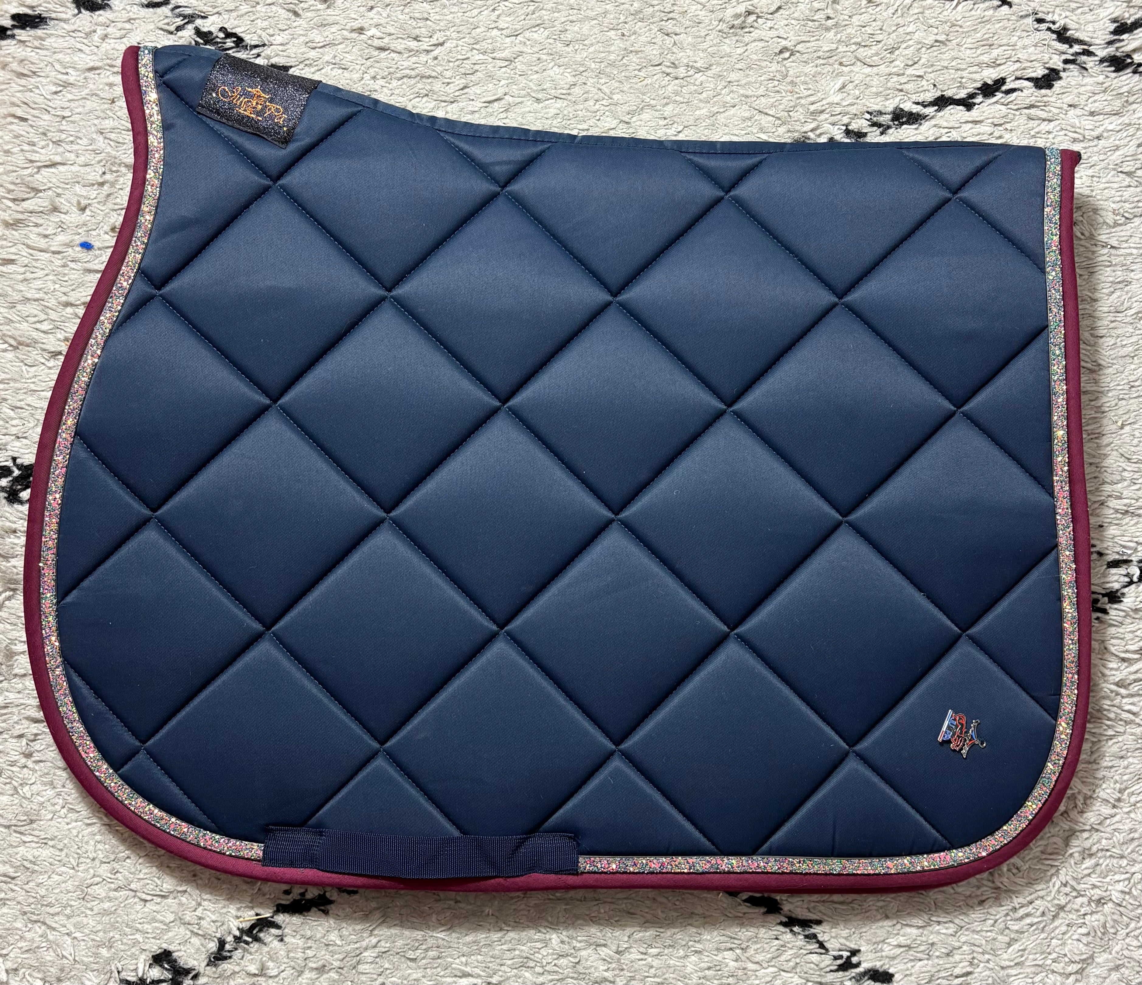 Tapis de selle bleu marine bord bordeaux - JU&amp;PA