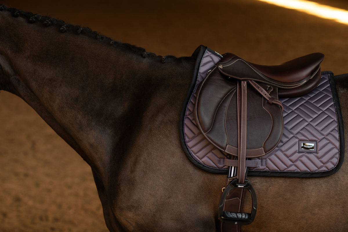 Tapis de selle Modern Dark Violet MIXTE - Equestrian Stockholm