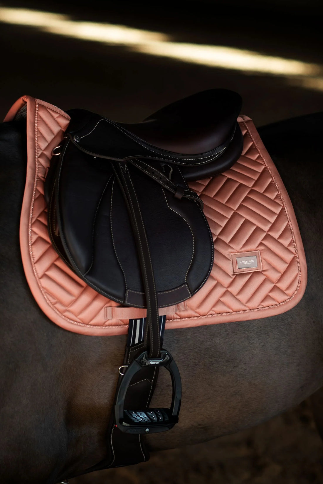 Tapis de selle Modern Coral MIXTE - Equestrian Stockholm