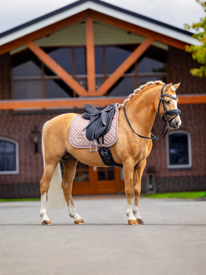 Tapis de selle Modern Midsummer Blush DRESSAGE - Equestrian Stockholm
