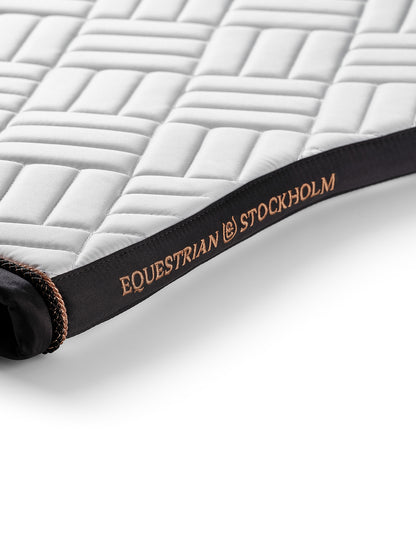 Tapis de selle Modern White Dark Ocean DRESSAGE  - Equestrian Stockholm